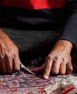 رفو گری قالی در قالیشویی مجیدیه